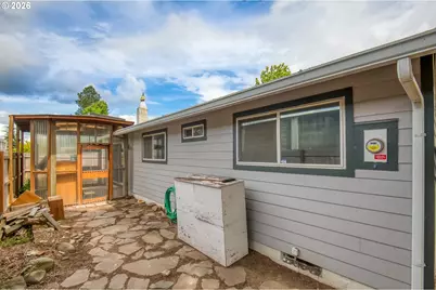 2257 Country Club Ter, Woodburn, OR 97071 - Photo 17