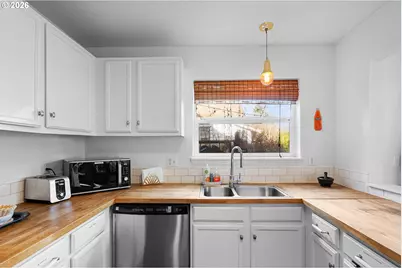 837 NE Roselawn St, Portland, OR 97211 - Photo 9