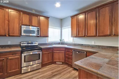 300 SW Mt Mazama St, McMinnville, OR 97128 - Photo 7
