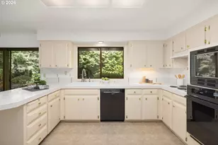 1810 SW Parkwood Dr, Portland, OR 97225 - Photo 11