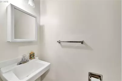 1390 R St, Springfield, OR 97477 - Photo 7