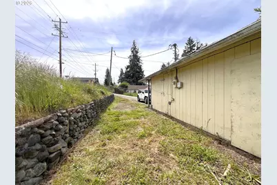 618 W 15th St, Coquille, OR 97423 - Photo 15