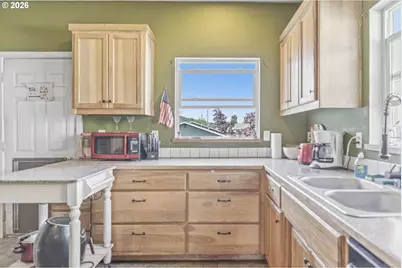 1732 E Washington Ave, Cottage Grove, OR 97424 - Photo 9
