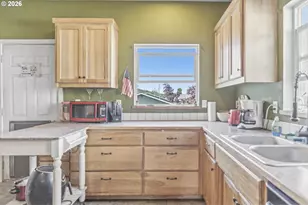 1732 E Washington Ave, Cottage Grove, OR 97424 - Photo 9