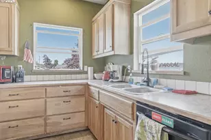 1732 E Washington Ave, Cottage Grove, OR 97424 - Photo 7
