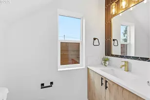 11715 SE Ash St, Portland, OR 97216 - Photo 13