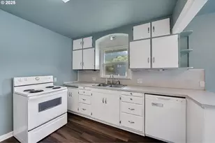 308 1st St, Garibaldi, OR 97118 - Photo 7