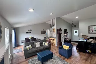 141 Cortland Ln, Eugene, OR 97404 - Photo 3