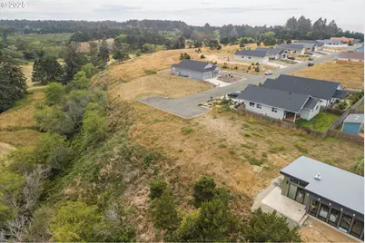 636 Seacrest Dr, Bandon, OR 97411 - Photo 7