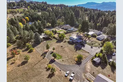 1195 NW Baker Dr, White Salmon, WA 98672 - Photo 9