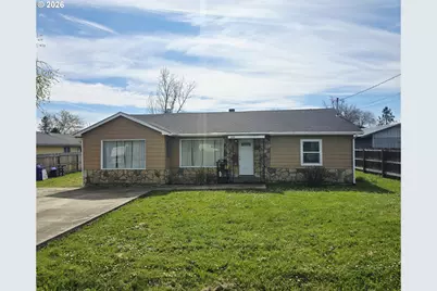 2137 Castle Ave, Roseburg, OR 97471 - Photo 1