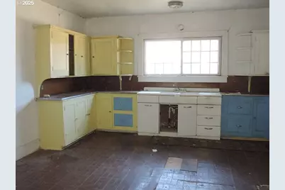 314 NW Second St, Grass Valley, OR 97029 - Photo 19