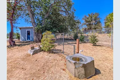 61 SW Oak St, Winston, OR 97496 - Photo 33
