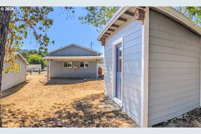 61 SW Oak St, Winston, OR 97496 - Photo 31