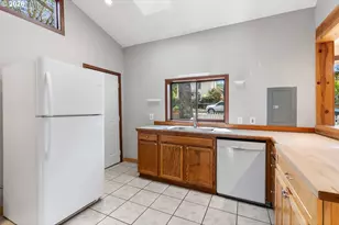 1220 Eugene St, Hood River, OR 97031 - Photo 17