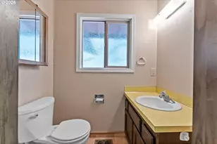 221 Oakview Dr, Roseburg, OR 97471 - Photo 15