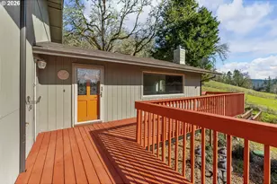 221 Oakview Dr, Roseburg, OR 97471 - Photo 3