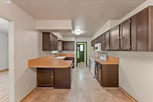 221 Oakview Dr, Roseburg, OR 97471 - Photo 9