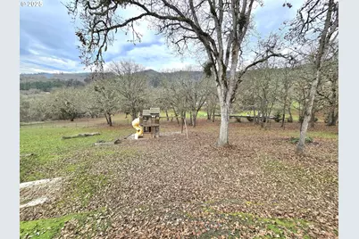 1880 Fairhill Dr, Roseburg, OR 97471 - Photo 21