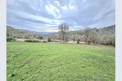 1880 Fairhill Dr, Roseburg, OR 97471 - Photo 27