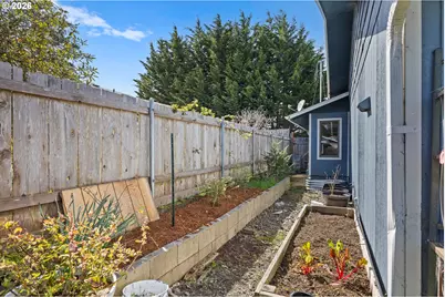 2713 Oak St, North Bend, OR 97459 - Photo 25