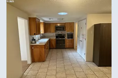 1960 Valhalla St, Eugene, OR 97401 - Photo 9