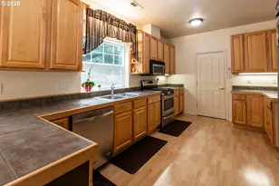 2737 Hallmark Ln, Eugene, OR 97405 - Photo 9