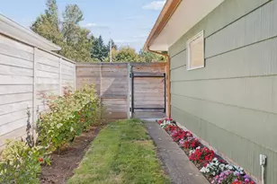 1037 NE 108th Ave, Portland, OR 97220 - Photo 37