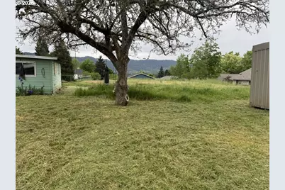 1420 NW Grove St, Roseburg, OR 97471 - Photo 15