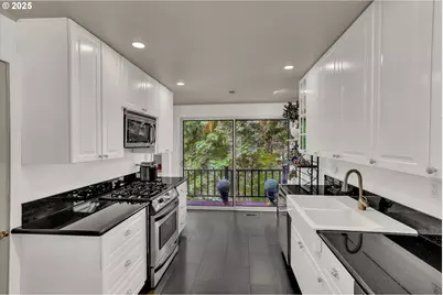 2271 SW Montgomery Dr, Portland, OR 97201 - Photo 11