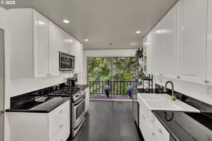 2271 SW Montgomery Dr, Portland, OR 97201 - Photo 11