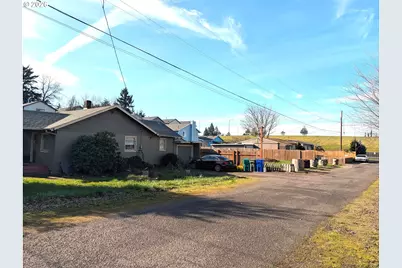 9726 SE Clinton St, Portland, OR 97266 - Photo 1