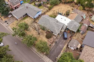 246 S 34th St, Springfield, OR 97478 - Photo 5
