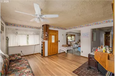 246 S 34th St, Springfield, OR 97478 - Photo 11