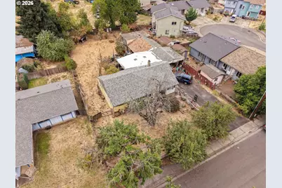 246 S 34th St, Springfield, OR 97478 - Photo 3