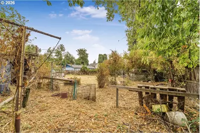 246 S 34th St, Springfield, OR 97478 - Photo 9