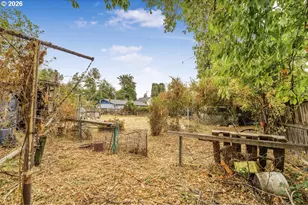 246 S 34th St, Springfield, OR 97478 - Photo 9