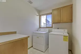 668 NE Maryann Ct, Hillsboro, OR 97124 - Photo 17