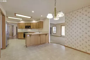 668 NE Maryann Ct, Hillsboro, OR 97124 - Photo 11