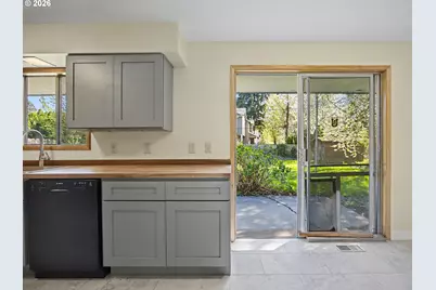 10336 NE Russell Ct, Portland, OR 97220 - Photo 11