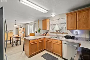 131 NE 201st Ave, Portland, OR 97230 - Photo 11