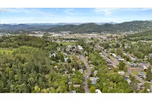 313 NE Kirby Ave, Roseburg, OR 97470 - Photo 25