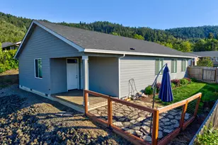 110 W Flangas Ave, Roseburg, OR 97471 - Photo 5