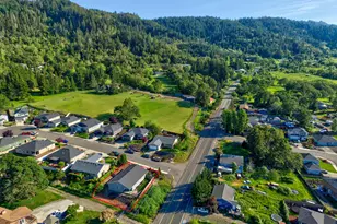 110 W Flangas Ave, Roseburg, OR 97471 - Photo 43