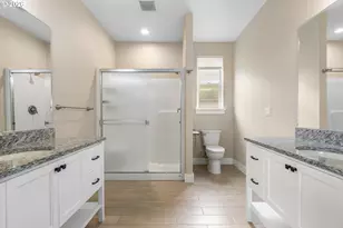 110 W Flangas Ave, Roseburg, OR 97471 - Photo 25