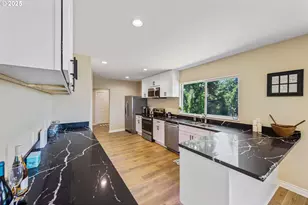 831 S 11th St, Coos Bay, OR 97420 - Photo 9