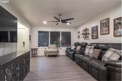 732 W Nebo St, Roseburg, OR 97471 - Photo 3