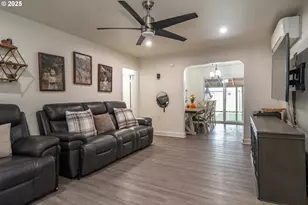 732 W Nebo St, Roseburg, OR 97471 - Photo 5