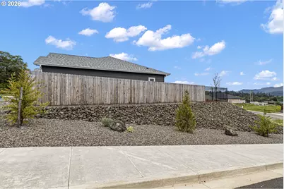 912 Medina Ave, Sutherlin, OR 97479 - Photo 7
