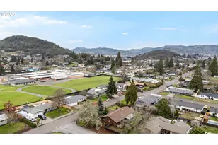 1766 NW Beaumont Ave, Roseburg, OR 97471 - Photo 25